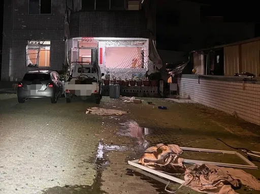 苗栗民宅氣爆 屋主兒疑酒後點燃3桶瓦斯!父子炸傷送醫