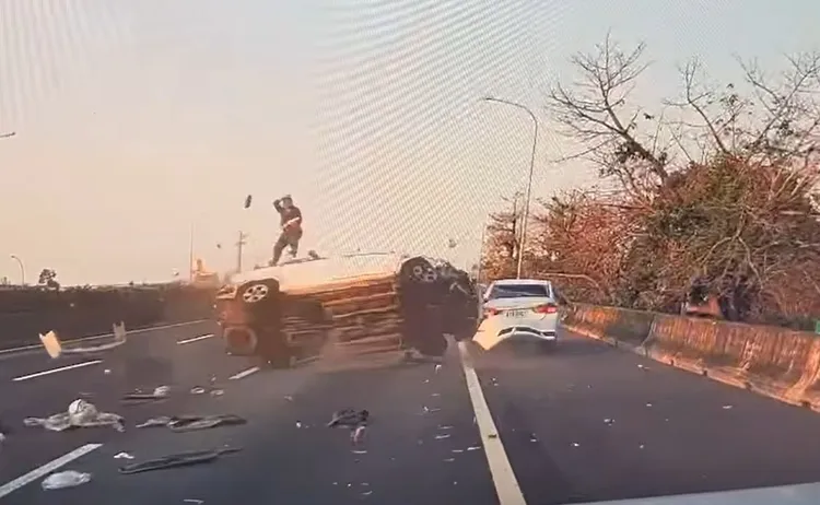 車內人員被拋出，落地後再遭翻滾中的休旅車重壓，造成2人死亡。翻攝臉書「爆廢公社」