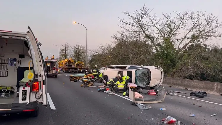 消防人員搶救被拋出車外的乘客。民眾提供