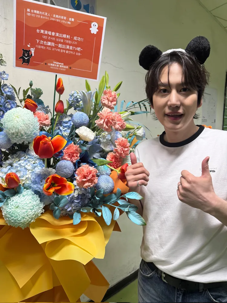 圭賢戴上黑熊耳朵，扮成觀光署吉祥物「喔熊」，堪稱最稱職的台灣觀光大使。翻攝圭賢X（推特）
