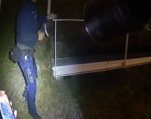 夫婦搶拍燈會卡比獸掉手機 暖警主動協助尋回