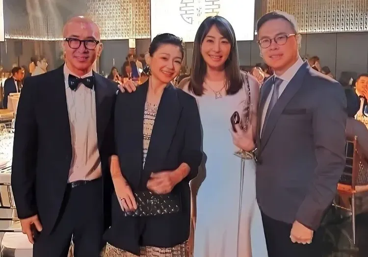 上月25日大S（左二）夫婦及賈永婕（右二）夫婦，一起出席王偉忠長女歸寧宴。翻攝賈永婕臉書