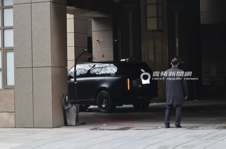 「黑人」陳建州開著新款Range Rover配上消光黑大輪框，非常吸睛。特勤中心攝