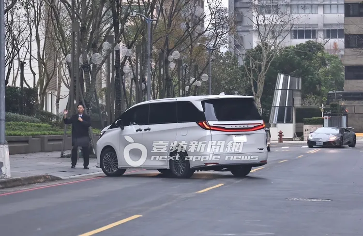 小S和老公Mike（許雅鈞）也搭乘459萬的新保母車來到大S家跟S幫再聚。特勤中心攝