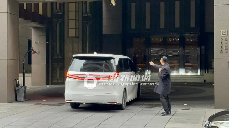 小S與至親好友，照大S生前遺願，喝香檳、吃水果，說說心裡話，向大S告別。特勤中心攝