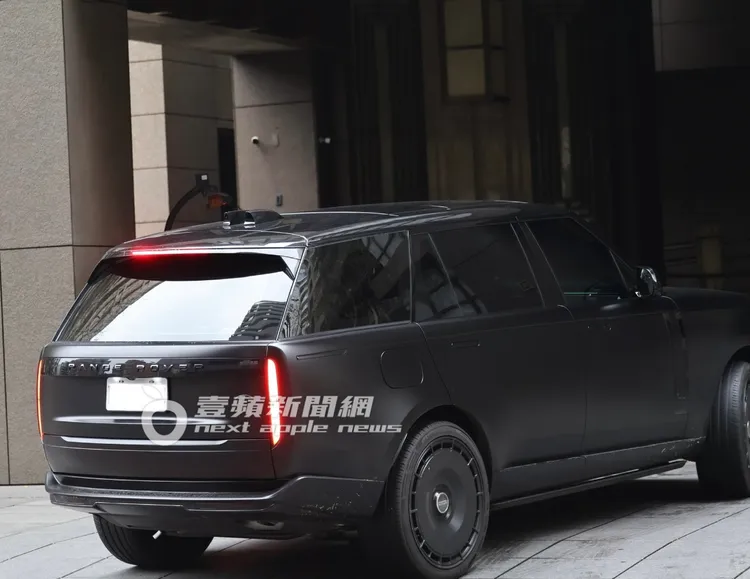 「黑人」陳建州駕著全新黑車，載著老婆范范跟吳佩慈到大S家追思、緬懷，跟大S告別。特勤中心攝