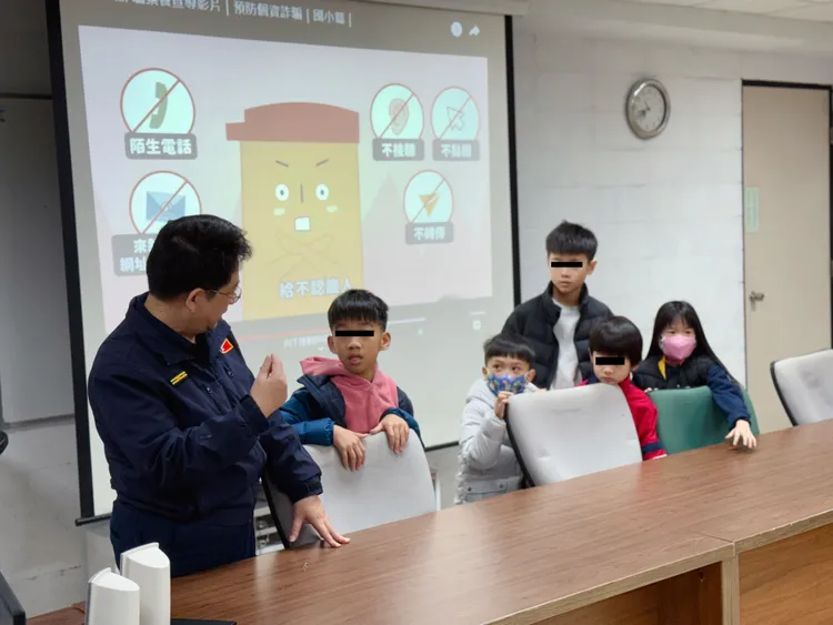 -員警透過情境劇模擬詐騙集團「網路遊戲詐騙」與「釣魚簡訊」。警方提供