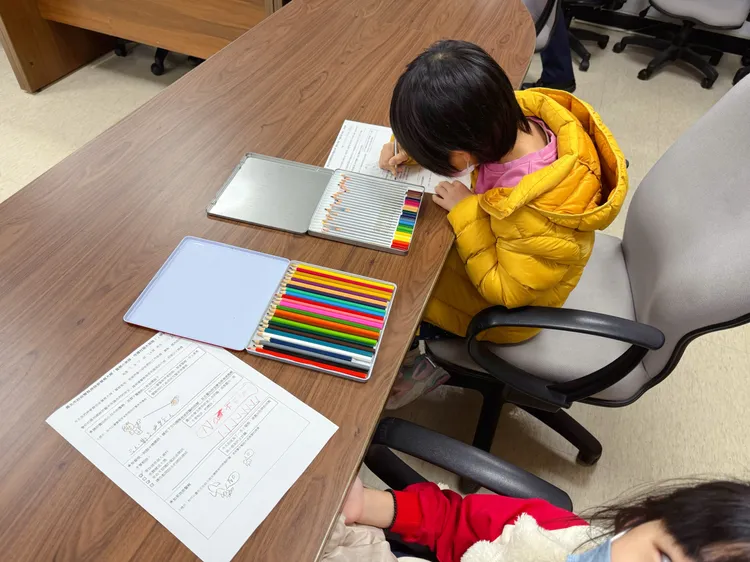 員警發放學習單予學童填寫，分享心得。警方提供