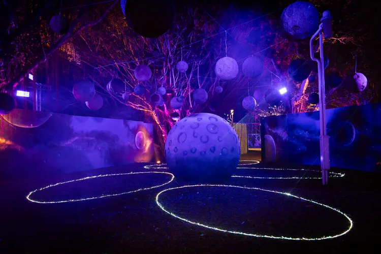 建設局「時空狂想曲」燈區聲光與場景宛若星際大戰。市府提供