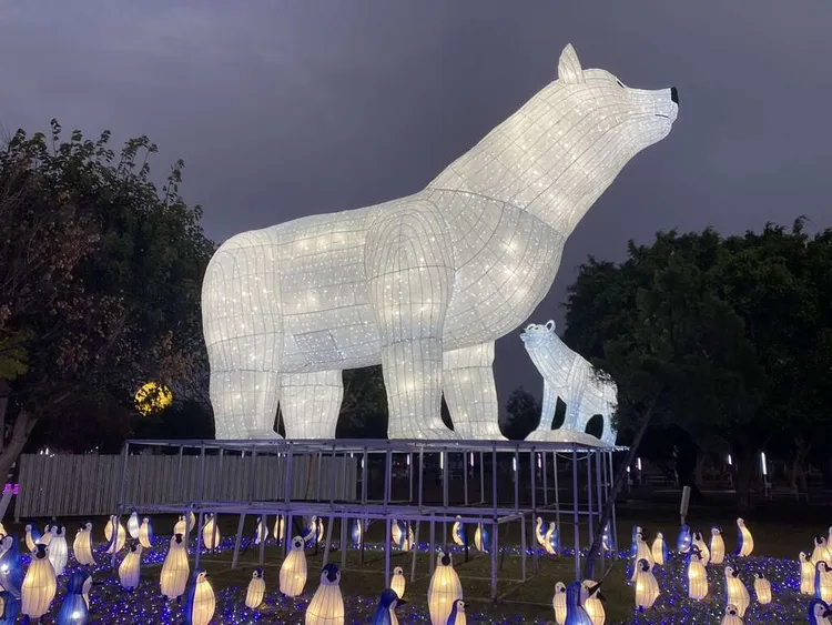 農業局「海洋奇幻冒險」燈區傳遞海洋生態保護的理念。市府提供