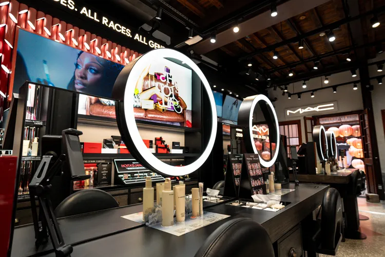 M·A·C台北大稻埕禮物概念店翻新古董桌智慧試妝台。品牌提供