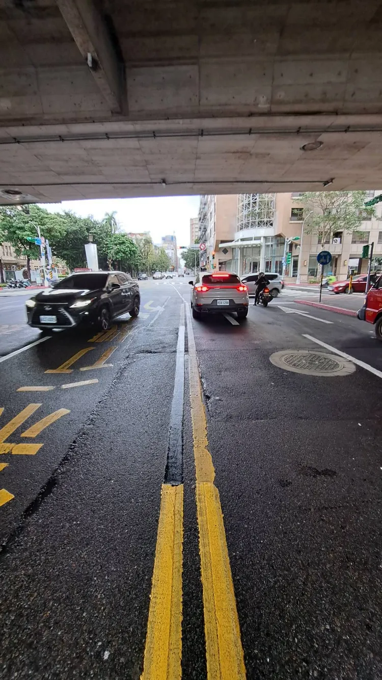 該路段橋下位置的雙黃線已經取消。翻攝畫面