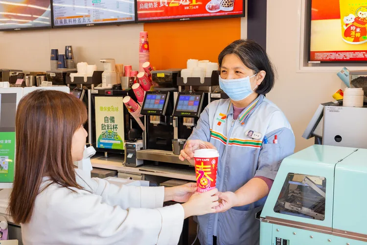 方便帶走的食品及飲品，春節期間銷量成長4成。7-11提供