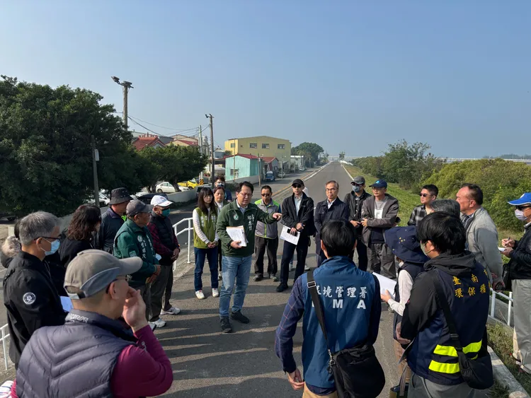 立委邱志偉邀請國發會、環保署等單位在二仁溪畔會勘，並要求加快審查、盡速展開廢棄物清理作業。邱志偉服務處提供