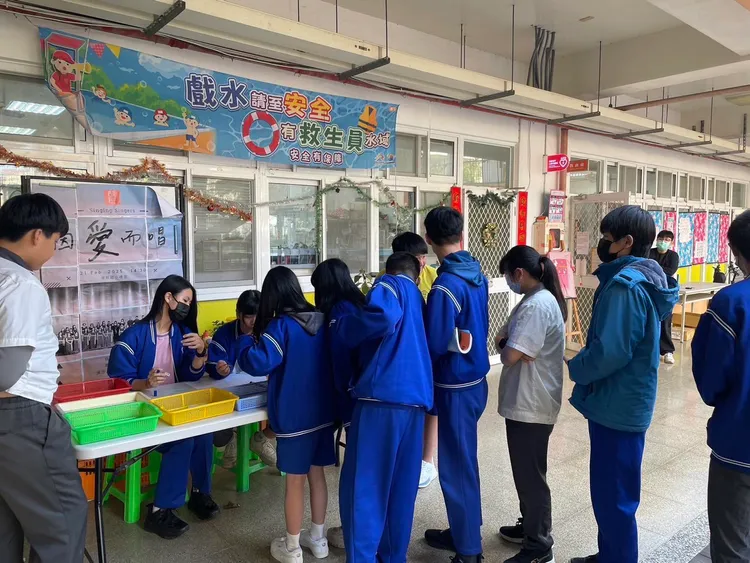 學童體驗演唱會的流程。愛唱歌手合唱團提供