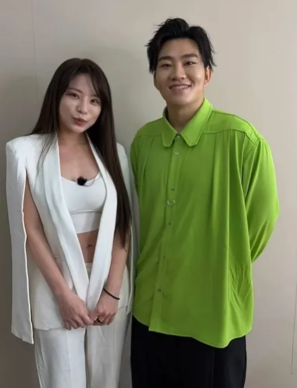 多芬與Joeman錄《靈能的挑戰》時合影。翻攝多芬IG