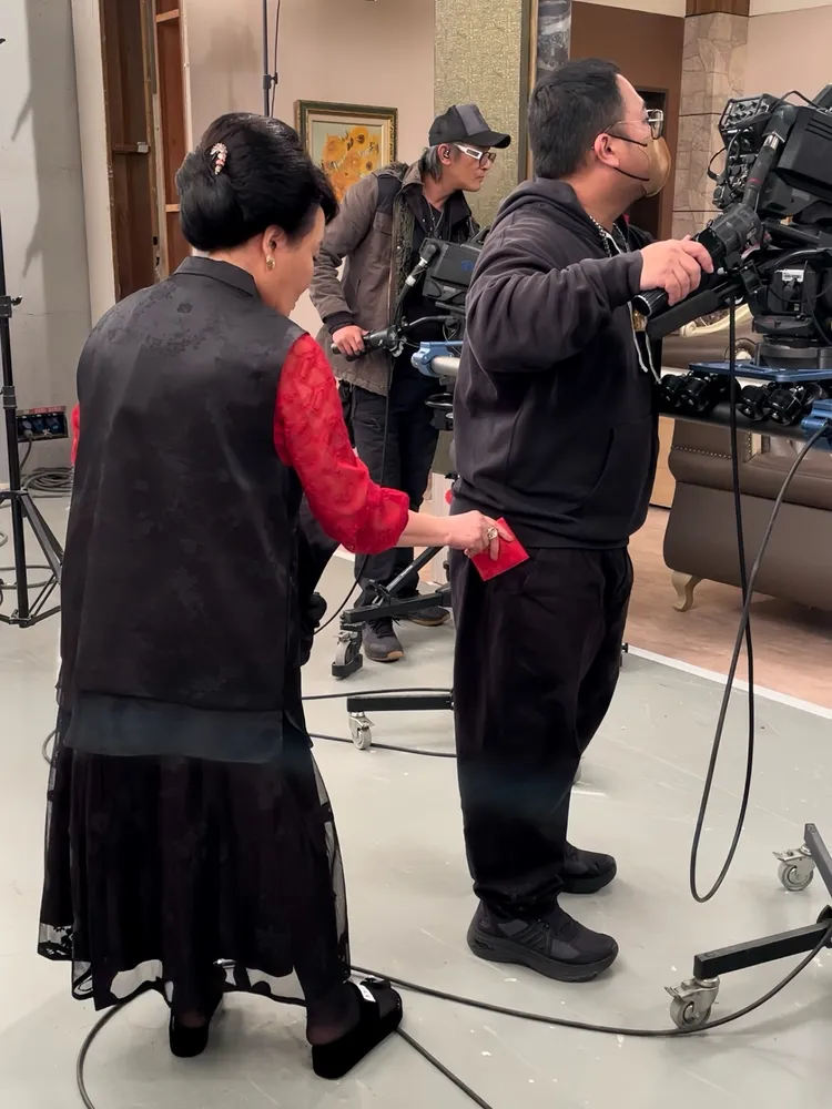 張琴偷塞開工紅包到工作人員口袋，很暖心。三立提供