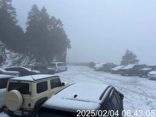 寒流報到!合歡山「雨冰雪齊發」積雪2公分 鏟雪車摸黑上工