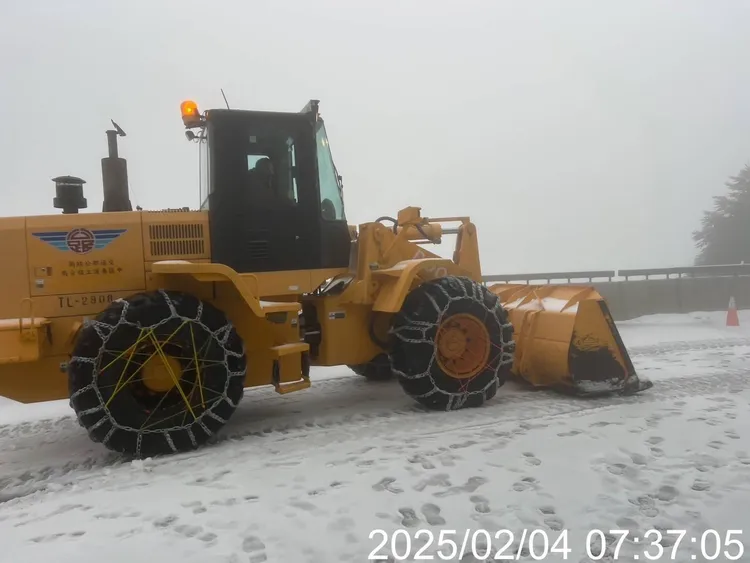 公路局今天一早天還沒亮就出動鏟雪車。林業署南投分署提供