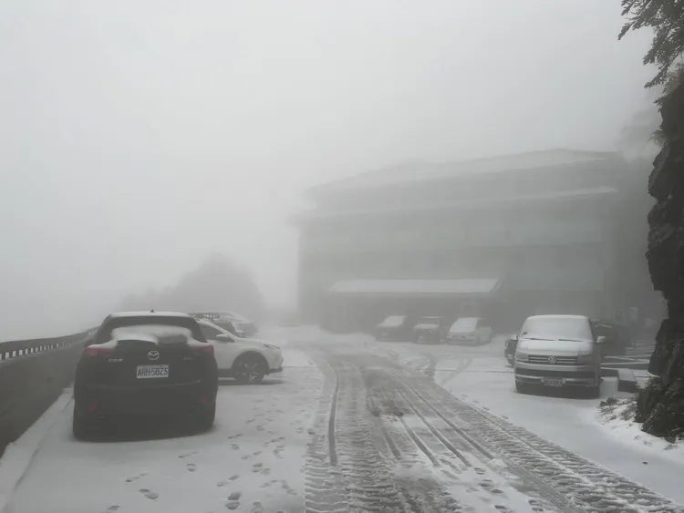 松雪樓隱身於雪霧之中。林業署南投分署提供