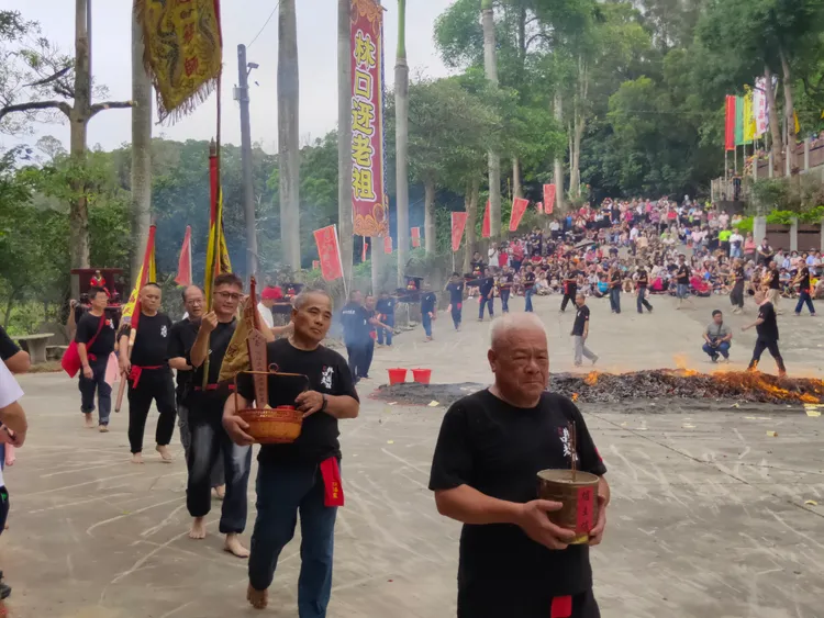 林口迓老祖參與人員依序捧神明過火。文化局提供