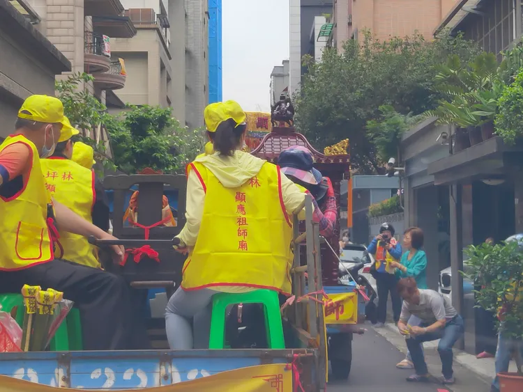 大坪林聯合放軍遶境民眾自發敬拜顯應祖師。文化局提供