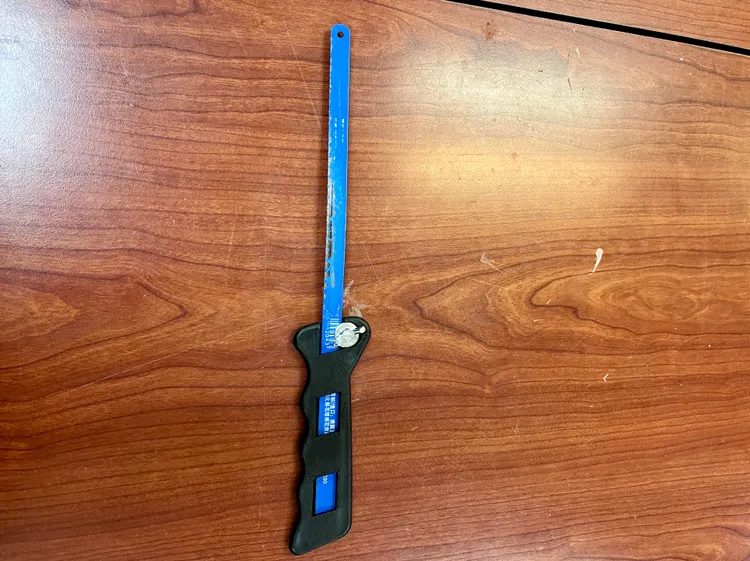 張男攜帶的手鋸。警方提供