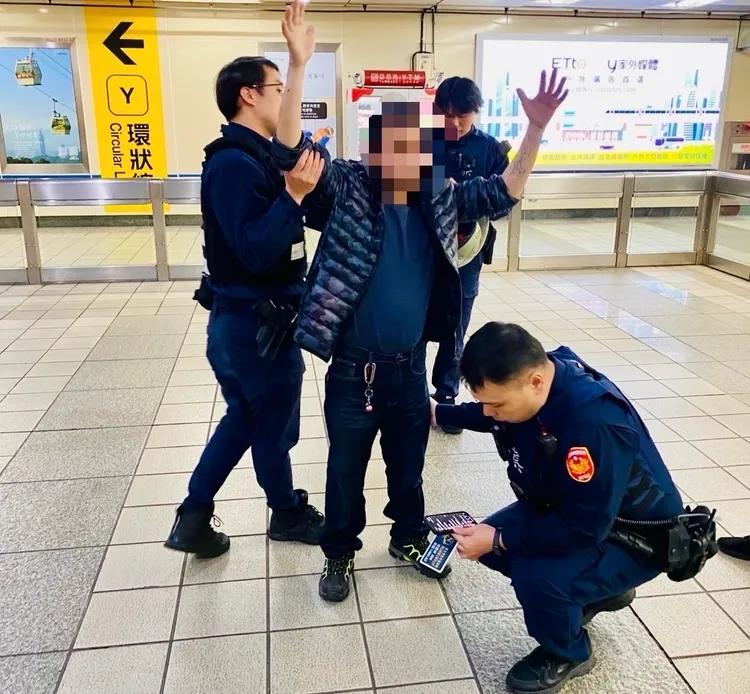 警方到場對張男搜身。警方提供
