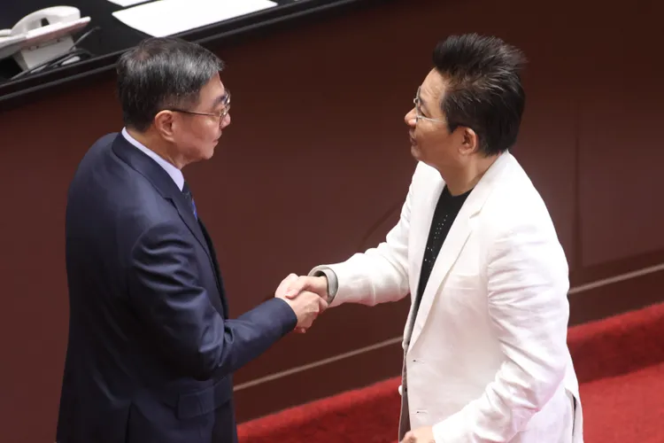 吳春城於立法院宣布請辭，向行政院長卓榮泰致意。彭欣偉攝