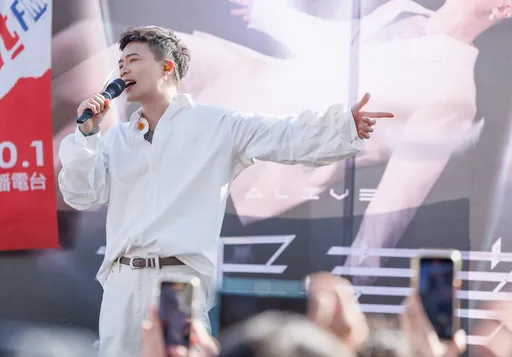 5千人擠爆蕭秉治簽唱會　被拱雄蛋脫衣秀