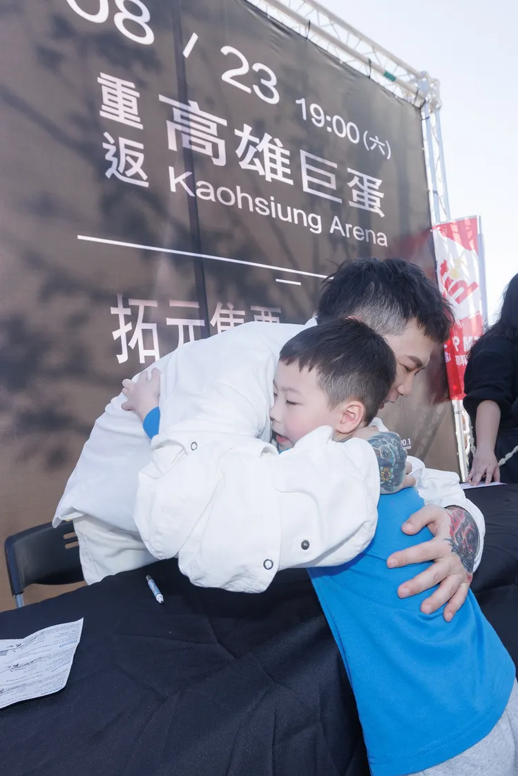 蕭秉治和小歌迷擁抱。相信音樂提供