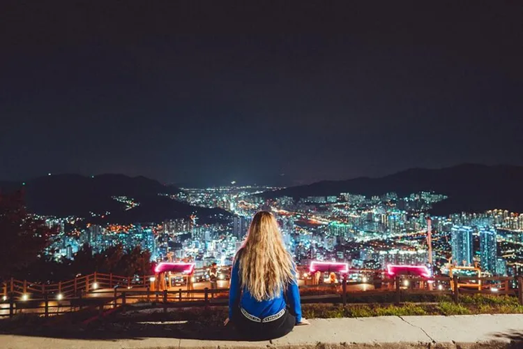 「釜山夜小團拍照之旅」尤其收到獨旅旅人的歡迎，行程中可以結識志趣相投的旅伴，並透過導遊兼攝影師認識釜山不為人知的故事。業者提供