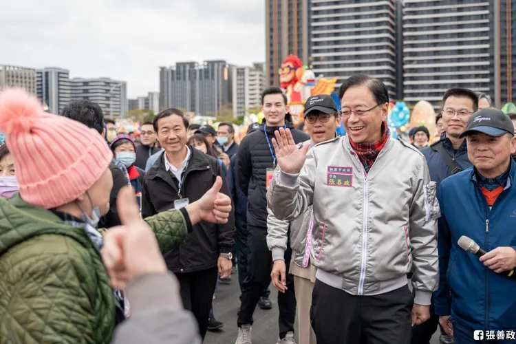 張善政親自督軍緊盯交通疏導，台灣燈會昨假日人潮運輸順暢。市府提供