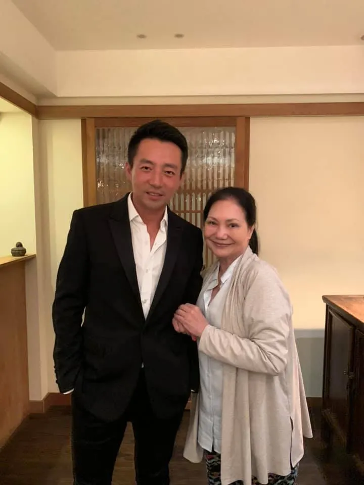 S媽（右）以往對汪小菲疼愛有加。翻攝S媽臉書