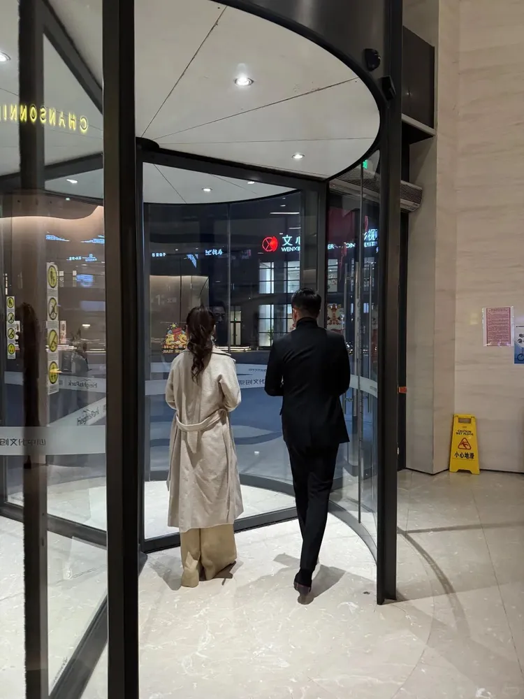 汪小菲情人節西裝筆挺帶馬筱梅吃大餐。翻攝酸奶妹妹小紅書