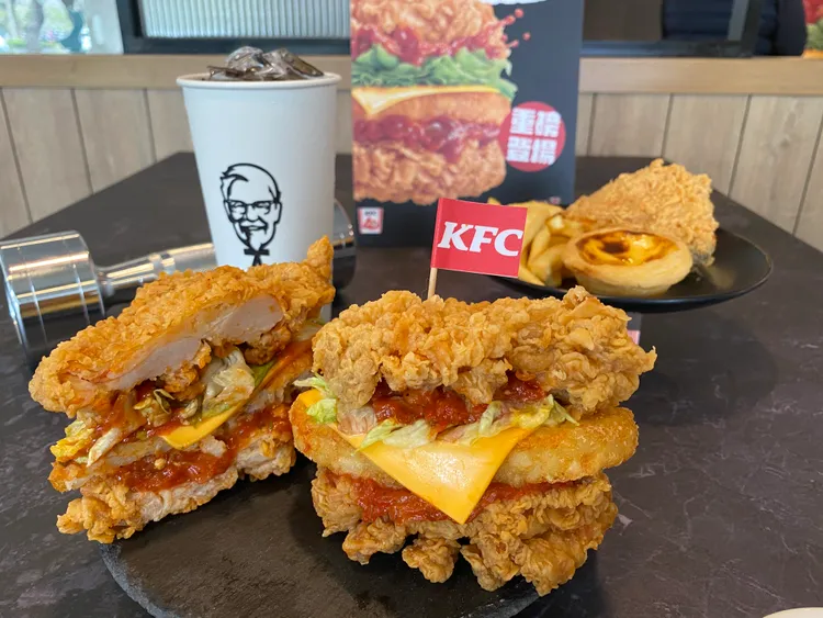 「莎莎咔啦肉霸堡」搭配「XL全明星配餐」，只要加價115元就可享增肌點餐法多吃一份咔啦脆雞。莊偉祺攝影