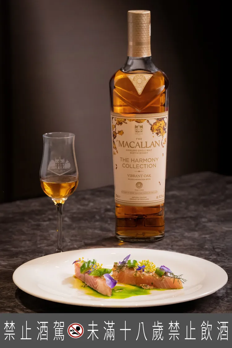 「MUME」主廚 林泉（Richie）運用油封技法推出「煙燻鱒魚」，佐搭麥卡倫The Harmony Collection系列第四款「太陽橡木 Vibrant Oak」甜美而和諧。業者提供