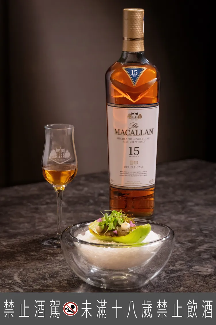 「EMBERS」主廚郭庭瑋（Wes）推出「”Green” Oyster」巧妙運用自製蠔油炙烤當令芥藍，搭配麥卡倫「雙雪莉桶15年」使整體口感更加香甜溫暖。業者提供