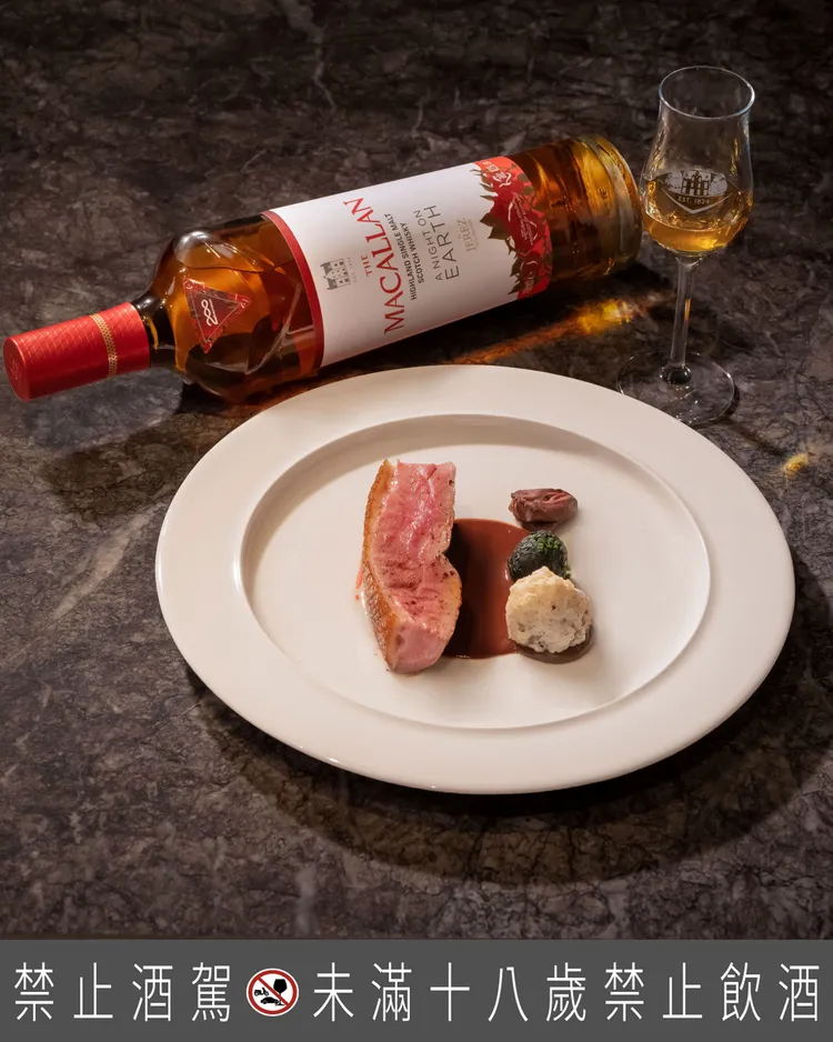 由主廚 李皞（Paul）主理的「Impromptu by Paul Lee」推出「宜蘭豪野鴨胸」，佐搭麥卡倫「春宴系列 赫雷斯」，整體口感高雅而脫俗，展現細膩的餐酒對話。業者提供