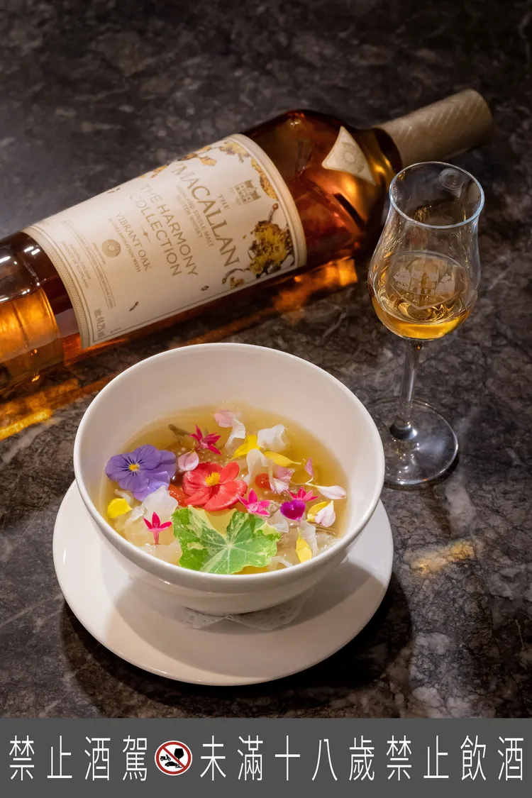 擅長賦予食材故事與情感的甜點藝術家 平塚牧人，以法國印象派大師莫內經典畫作「睡蓮 」為靈感，佐搭麥卡倫The Harmony Collection系列第四款「太陽橡木 Vibrant Oak」優。業者提供