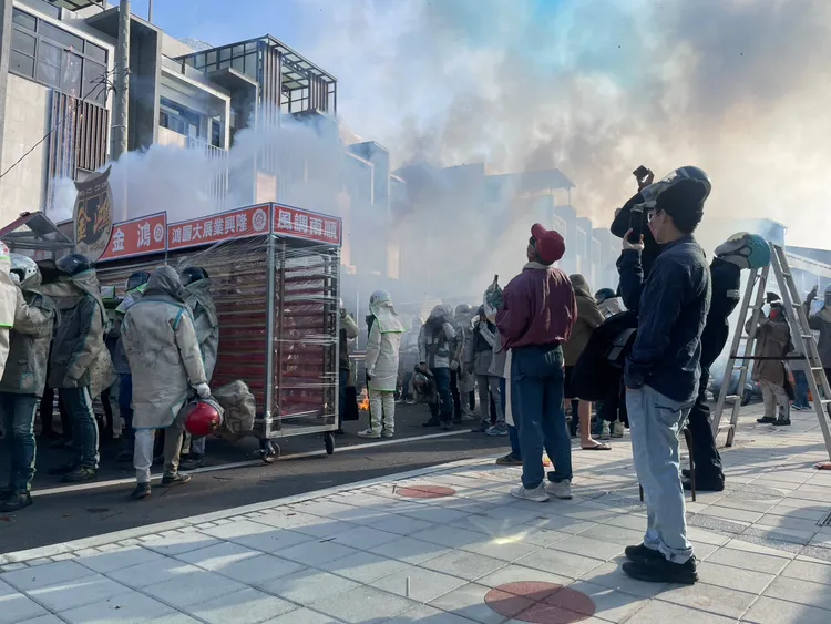 雖然是平常日，仍吸引民眾前來體驗「犁炮」的刺激感。莊曜聰攝