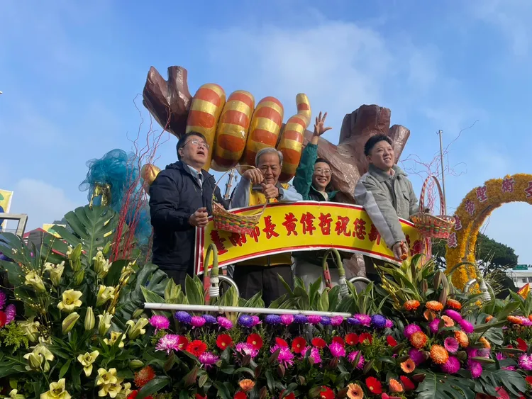 神轎出發遶境，鹽水小鎮今明兩天將成不夜城。莊曜聰攝