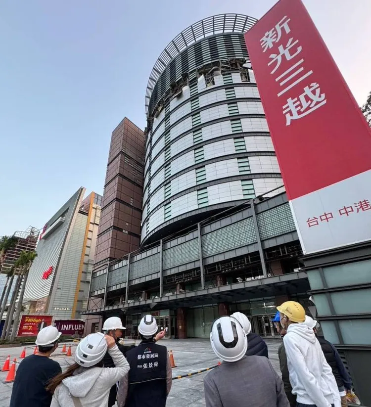 台中市都發局昨天派人勘查，認定新光三越外牆仍有剝落物未清除。市府提供