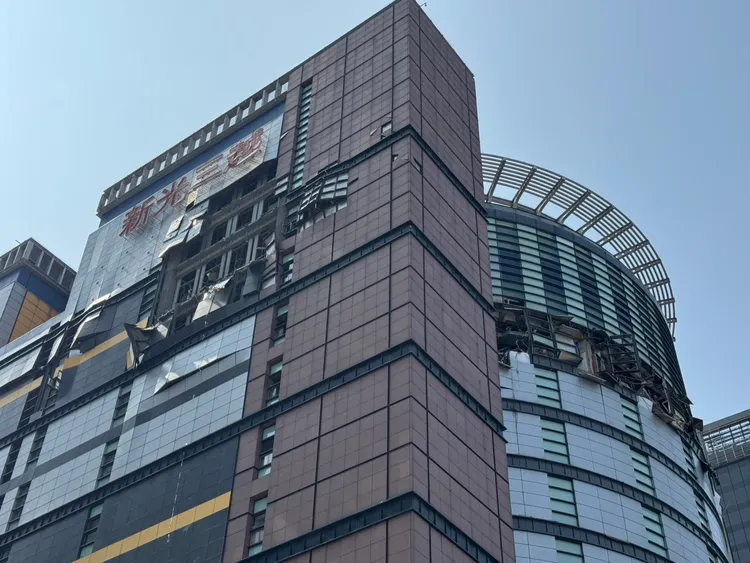 新光三越連日出動吊車清除外牆剝落物，昨天仍未能通過市府檢查。市府提供