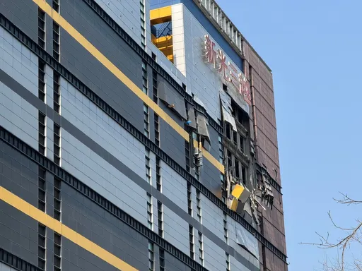 氣爆第6天仍未清完外牆剝落物 新光三越再遭中市府裁罰30萬