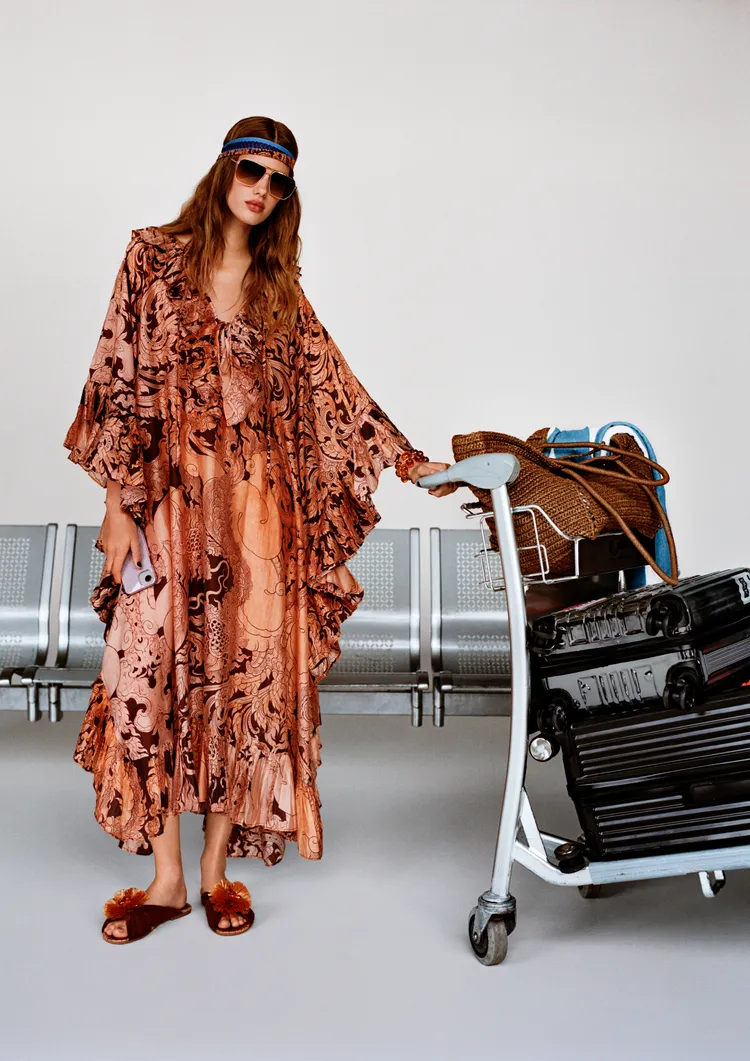 飄逸剪裁在悠然鬆弛與浪漫格調之間取得平衡。品牌提供