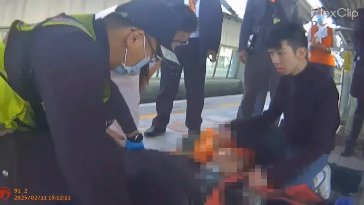 列車到站後，楊庭豪持續協助處置。台中市消防局提供