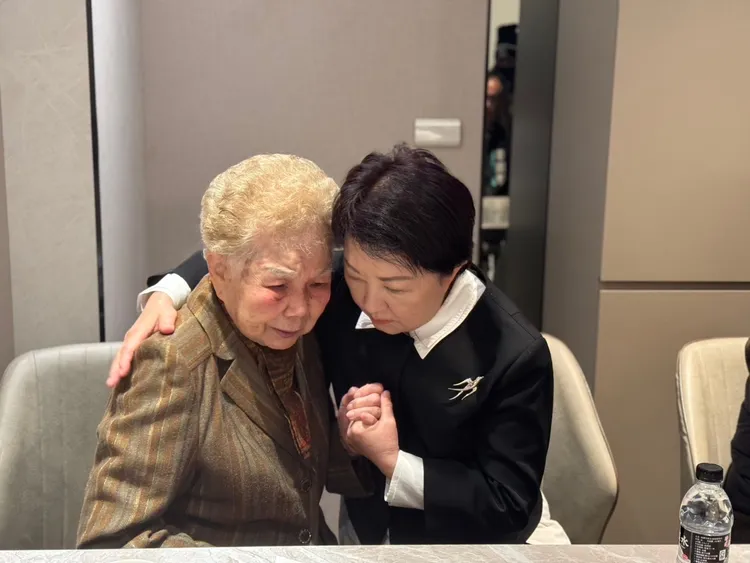 台中市長盧秀燕前往新竹市弔唁柯爸，並輕聲安慰柯媽要堅強，並好好照顧自己身體。民眾黨新竹黨部主委李國璋提供