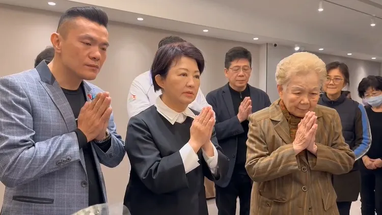 盧秀燕弔唁柯爸爸，柯文哲妻子陳佩琪、妹妹柯美蘭也在旁。江和樹提供