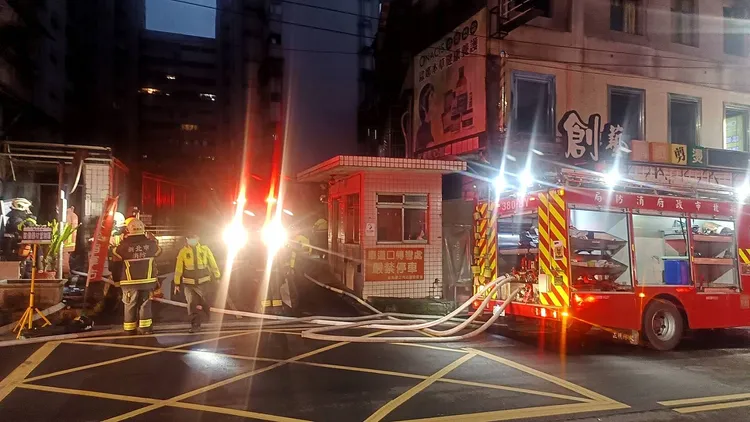 火勢於清晨6時許撲滅。消防局提供